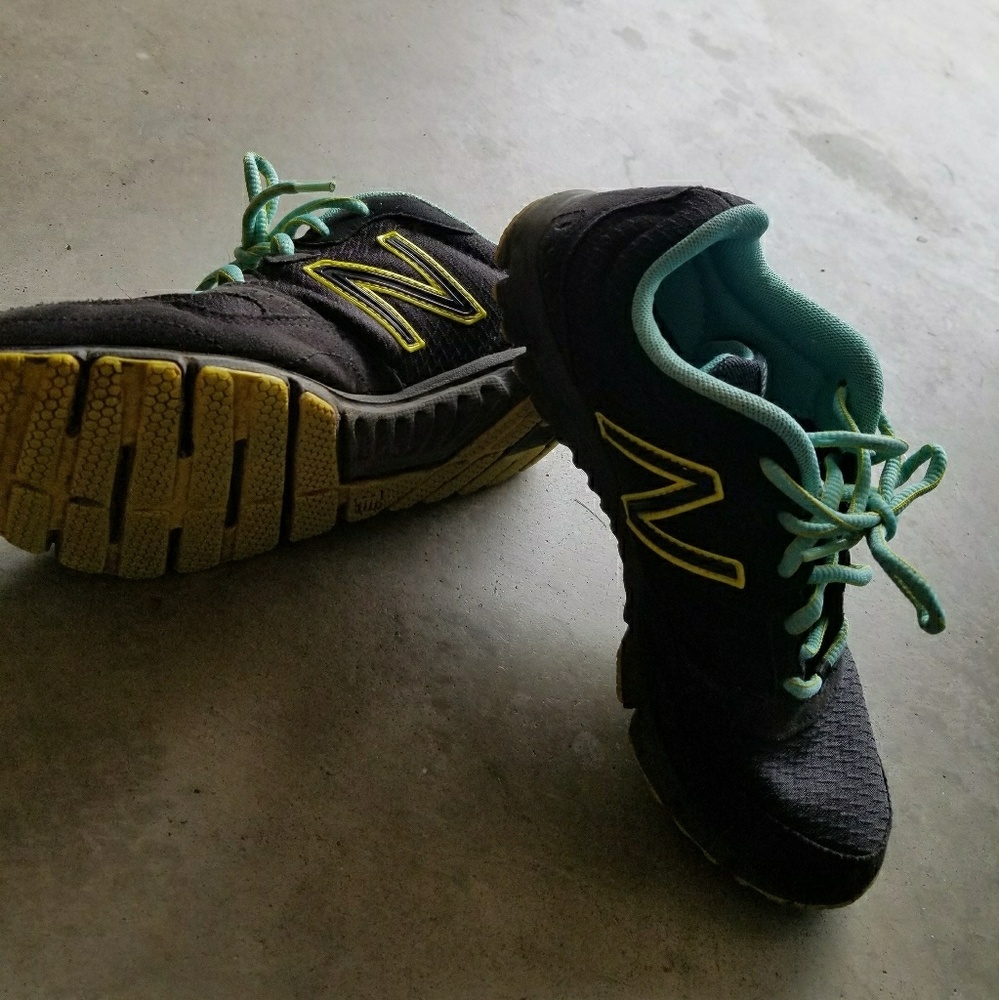 Tennis shoes